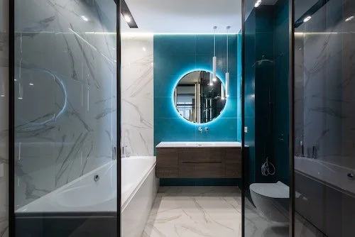 Aménagement d'une salle de bain avec un sanibroyeur